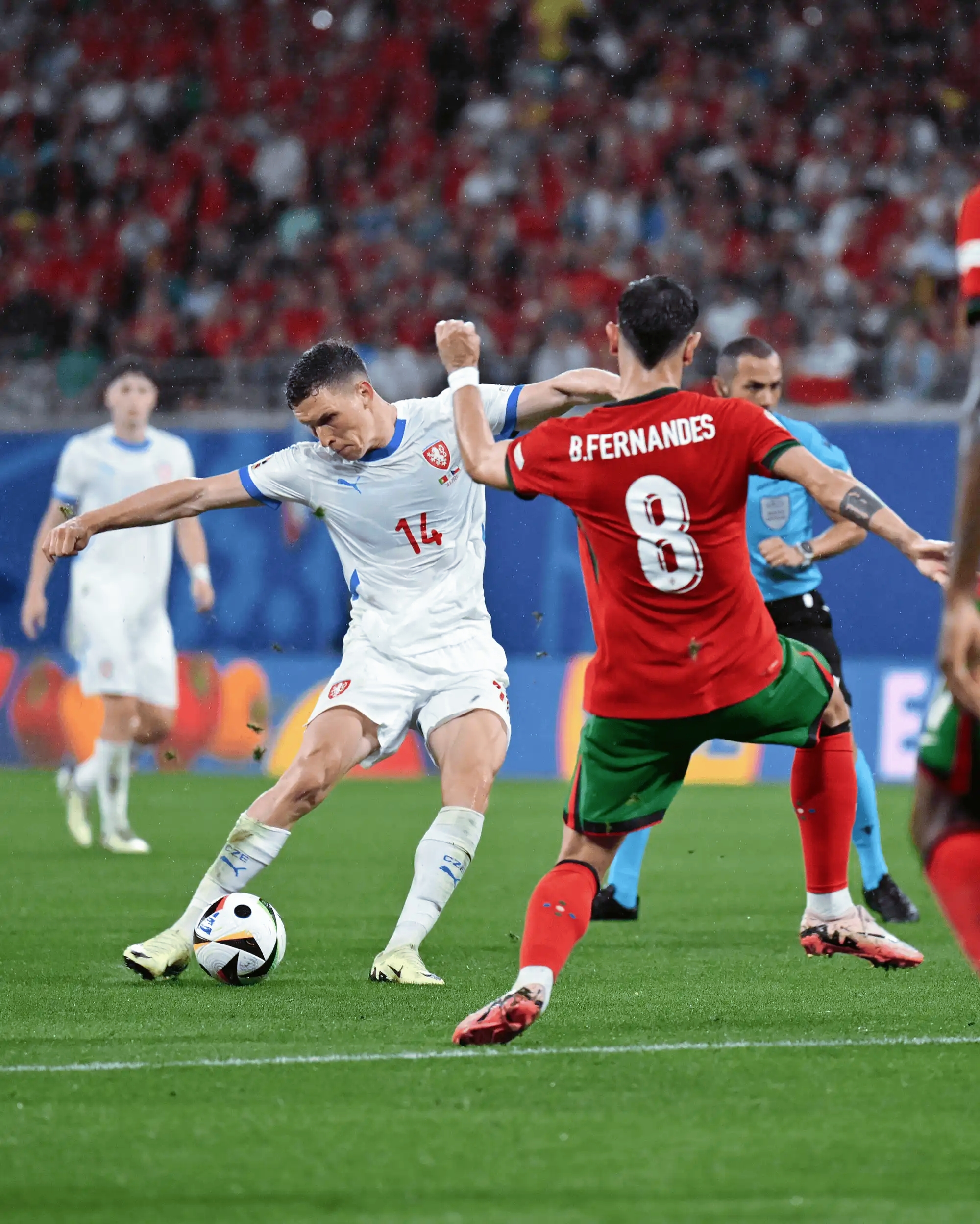 欧洲杯预选赛打响，球迷热情支持