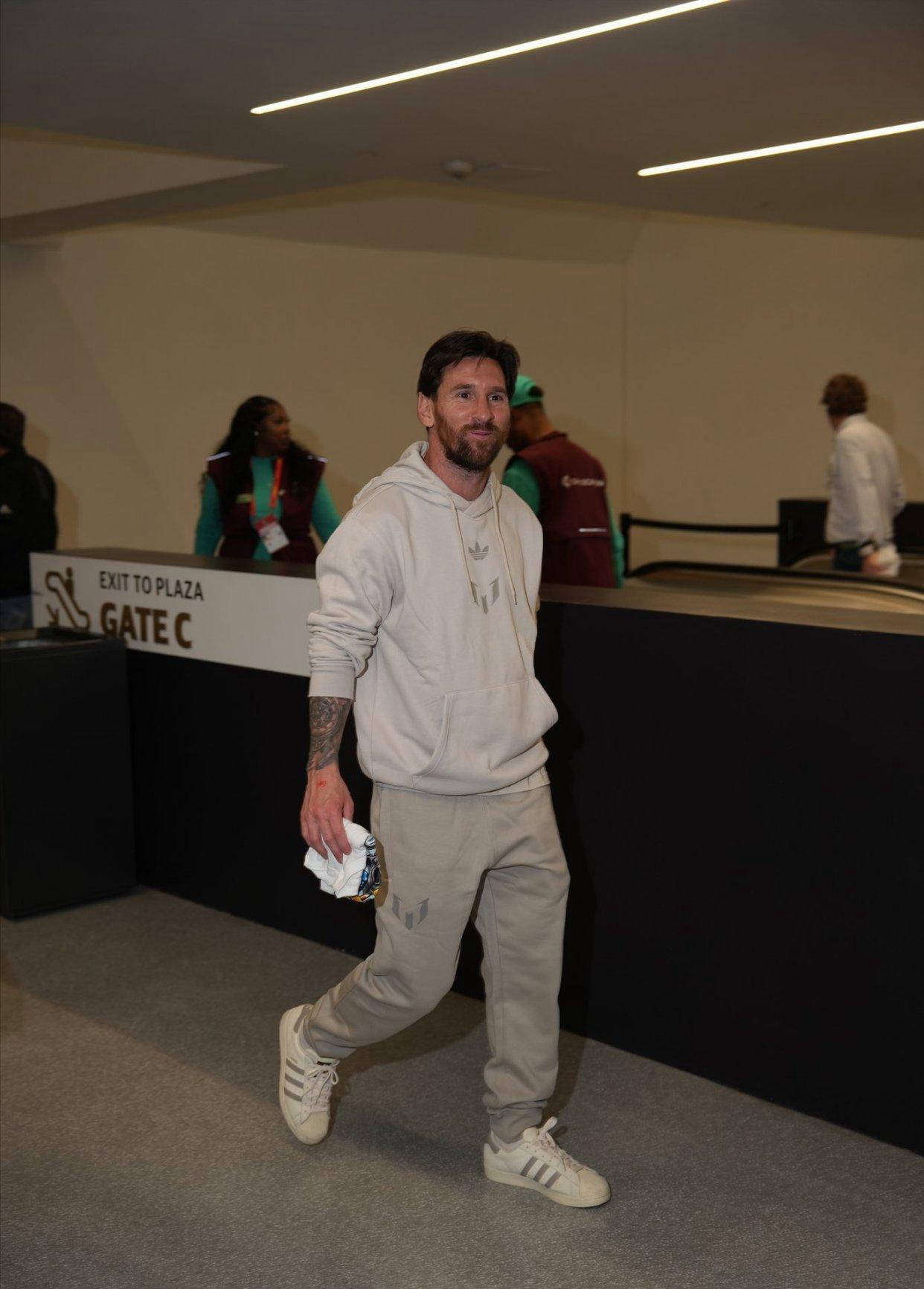 包含足球巨星定向辟谣传言–巨星回应负面新闻的词条