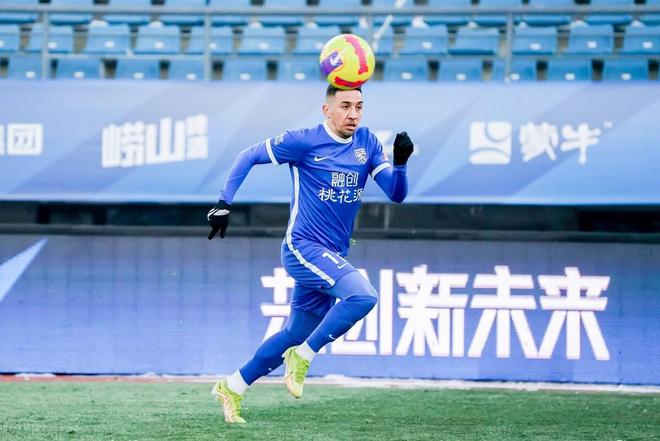 关于冠军之争愈演愈烈，紧张升级的信息